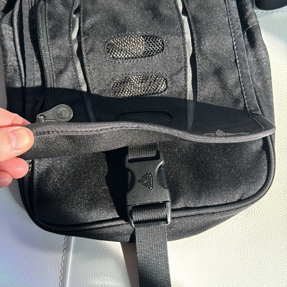 Vaude cross body bag, multi pocket, secure, small adjustable - Picture 5 of 11